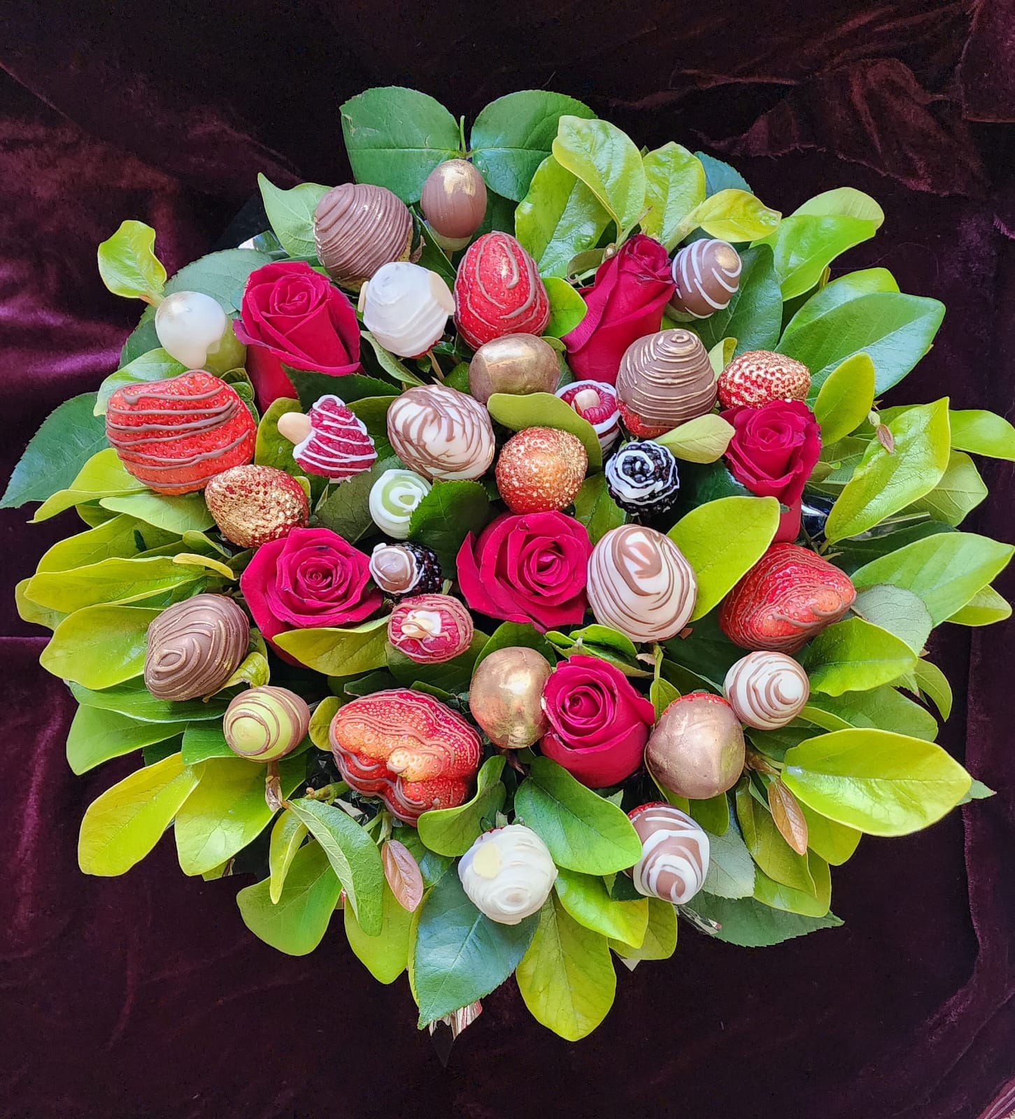 Genial combinación de rosas y fresas con chocolate